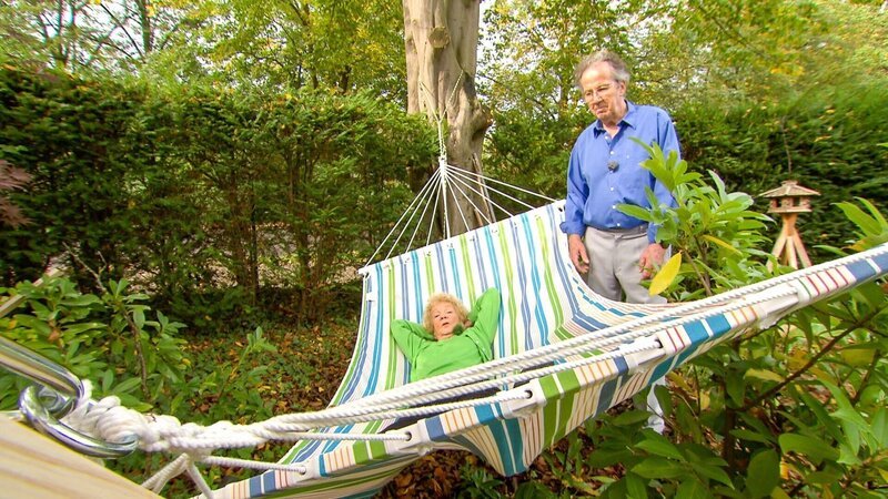 Ingrid und Otto testen das „Madera Hängemattengestell“. – Bild: TVNOW