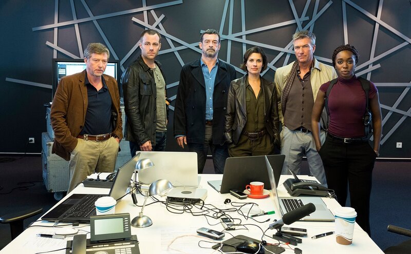 Dreharbeiten zum Pilotfilm der neuen SWR/​ARD Degeto-Reihe „Über die Grenze“: Das Team der deutsch-französischen Polizeieinheit, v.l.n.r. Jürgen Rauball (Christian Junker), Tino Loher (Bernhard Piesk), Steffen Herold (Thomas Sarbacher), Ségolène Combas (Noémie Kocher), Yves Kleber (Philippe Caroit) und Joanne Trudeau (Karmela Shako). – Bild: SWR/​Benoît Linder /​ SWR-Pressestelle/​Fotoredaktion