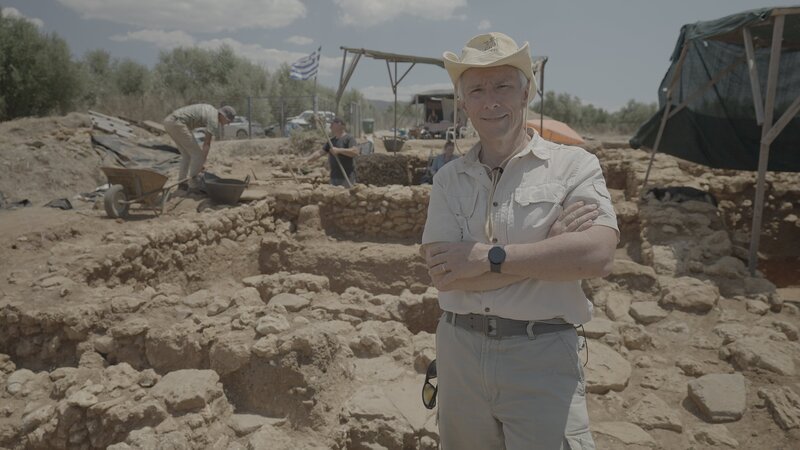Michael Cosmopoulos, Leiter der Ausgrabungsstätte Iklaina, vor Ort in Griechenland. – Bild: National Geographic /​ Mat Stimpson