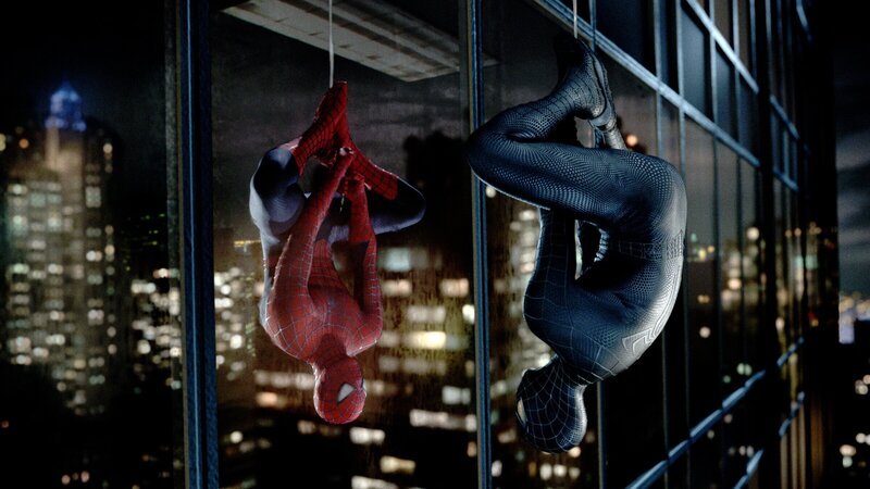 Ein Symbiont befällt Peter Parker (Tobey Maguire) und verändert ihn grundlegend: Nicht nur sein Kostüm wandelt sich, auch seine Kräfte als Spider-Man wachsen – doch der Preis dafür ist hoch. – Bild: ZDF