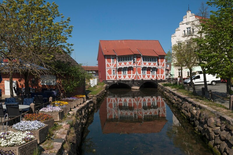 Vault, timber-framed building from the 17th century, Wismar, Mecklenburg-Western Pomerania, Germany, Europe – Bild: imageBROKER/​Helmut Meyer zur Capellen /​ http:/​/​imagebroker.com/​#/​search/​4386134 /​ imagebroker.com