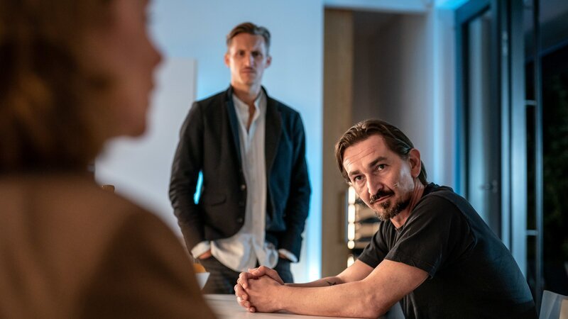 Für Bent Brenner (Till Wonka, r.) wird es Ernst. Aus der Untersuchungshaft entlassen, wird er sich nun vor Gericht für seine Tat verantworten müssen. Seine Mutter Angelika Brenner (Lina Wendel, l.) und sein Bruder Moritz Brenner (Johannes Hendrik Langer, M.) besuchen ihn am Abend vor Beginn der Gerichtsverhandlung, um sich zu besprechen. – Bild: ZDF