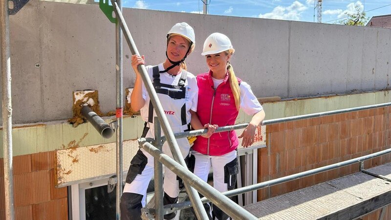 Reporterin Lena (l.) wagt den Selbstversuch auf der Baustelle. Zwei Tage lang begleitet sie die 24-jährige Stuckateurin Lara, die ihren Beruf mit Leidenschaft ausübt und sich täglich gegen Vorurteile behaupten muss. – Bild: RTL
