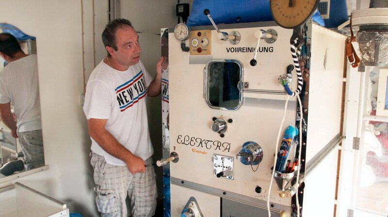 Pierre Brumbach arbeitet mit seiner Reinigungsmaschine seit vielen Jahren. – Bild: NDR/​Joker Pictures Kiel
