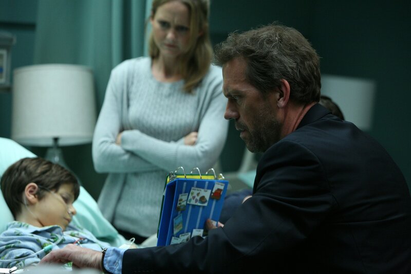 Der autistische Adam (Braeden Lemasters, l.) weckt das Interesse von Dr. Gregory House (Hugh Laurie, r.) … – Bild: sixx