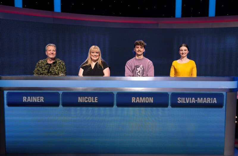 Die Kandidat:innen (v.l.n.r. am Panel): Rainer Heise, Nicole Rehnelt, Ramon Kleinbauer und Silvia-Maria Dörre Sánchez-Guardamino. – Bild: ARD/Markus Hertrich Die Kandidat:innen (v.l.n.r. am Panel): Rainer Heise, Nicole Rehnelt, Ramon Kleinbauer und Silvia-Maria Dörre Sánchez-Guardamino. – Bild: ARD/Markus Hertrich