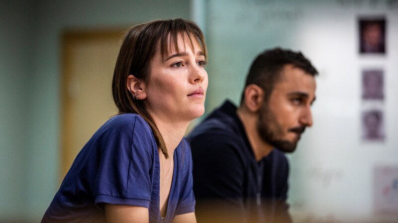 Schwierige Ermittlungen: Clara Nord (Victoria Dyrstad) und Adam Olzzon (Peshang Rad). – Bild: ARD Degeto/​Yellow Bird/​Cmore/​TV4/​Jonath Mathew