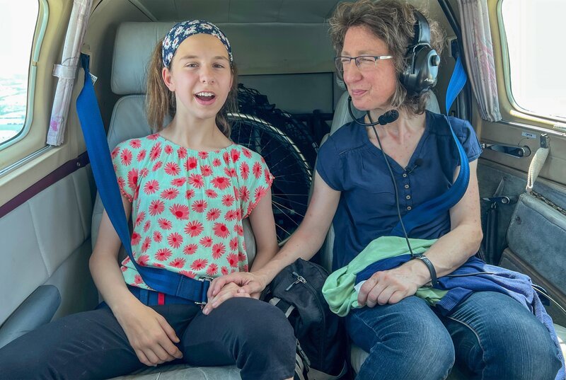 Constanze und ihre Mutter Susanne auf dem Rückflug von Hamburg nach Mönchengladbach. – Bild: NDR/Schönborn Media Constanze und ihre Mutter Susanne auf dem Rückflug von Hamburg nach Mönchengladbach. – Bild: NDR/Schönborn Media
