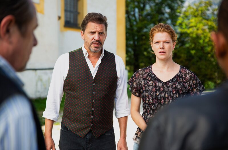 Die Kommissare Benedikt Beissl (Andreas Giebel, l.) und Jerry Paulsen (Peter Marton, r.) haben ein verdächtiges Gespräch zwischen Paul Hinterweger (Andreas Bittl, 2.v.l.) und Kathi Leitner (Magdalena Wiedenhofer, 2.v.r.) mit angehört. – Bild: ARD/​Benjamin Strobel
