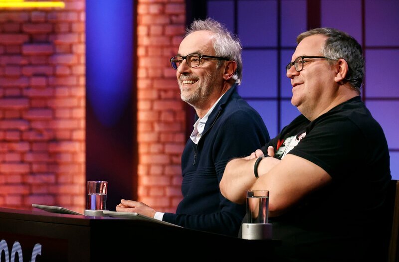 Rateteam-Kapitän Elton (r.) und der Fernsehkoch und Kochbuchautor Christian Rach (l.). – Bild: ARD/​Morris Mac Matzen