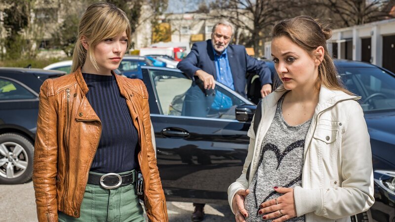 Resi Schwaiger (Mersiha Husagic, l.) und Arthur Bauer (Gerd Silberbauer, M.) treffen auf Sandy Bücherl (Mathilde Bundschuh, r.). – Bild: ZDF