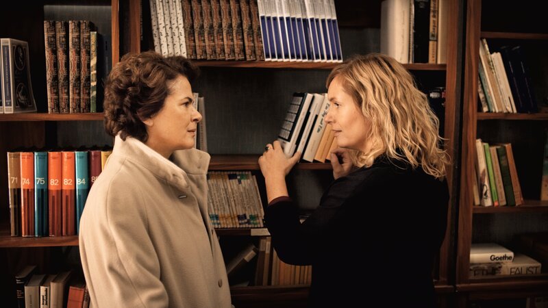Zwischen Margot und Lotte entbrennt ein Streit wegen Lottes Engagement in der Umweltbibliothek. – Bild: ZDF /​ W&B Television /​ Morten Søborg