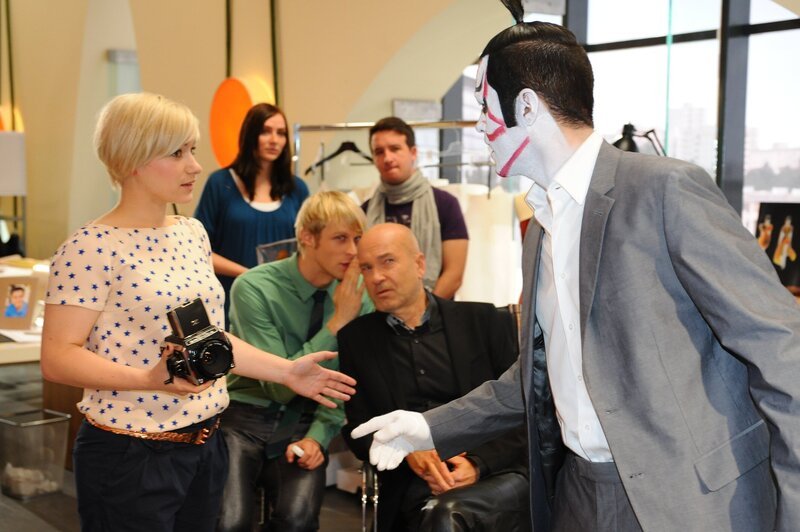 Maik ist beim Fotoshooting unkonzentriert: (vorne v.l.n.r.) Olivia (Kasia Borek), Virgin (Chris Gebert), Bruno (K. Dieter Klebsch) und Maik (Sebastian König) … – Bild: SAT.1 /​ Oliver Ziebe Eigenproduktionsbild frei