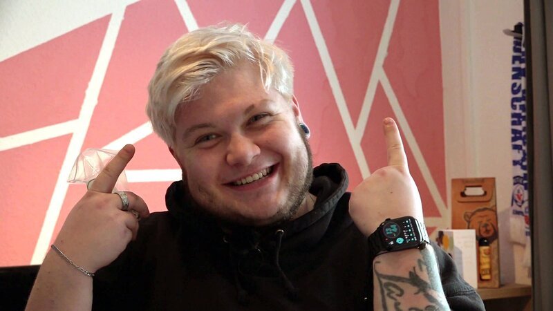 Damian startet neu durch – mit frischer Haarfarbe. – Bild: RTLZWEI