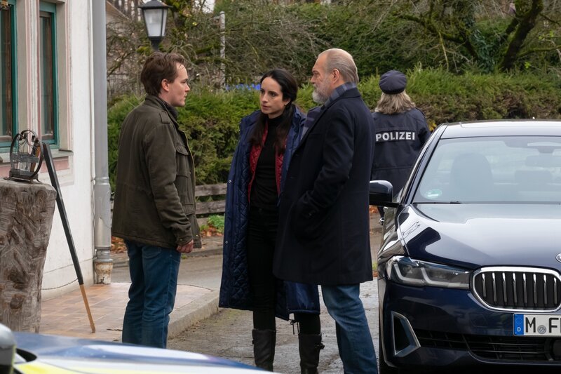 Richard Voss (Jan-Gregor Kremp, r.) und Annabell Lorenz (Stephanie Stumph, M.) sind überrascht, dass ihr Kollege Tom Kupfer (Ludwig Blochberger, l.) schon am Tatort ist. – Bild: Erika Hauri /​ ZDF und Erika Hauri