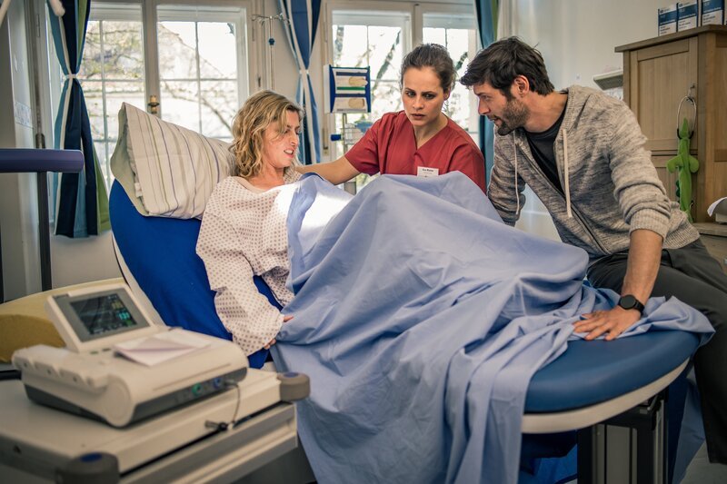 Eva Blume (Judith Peres, M.) mit Tina und Markus Fischer (Brigitte Zeh, l., und Michael Raphael Klein, r.) im Wehenzimmer. – Bild: ZDF und Markus Sapper