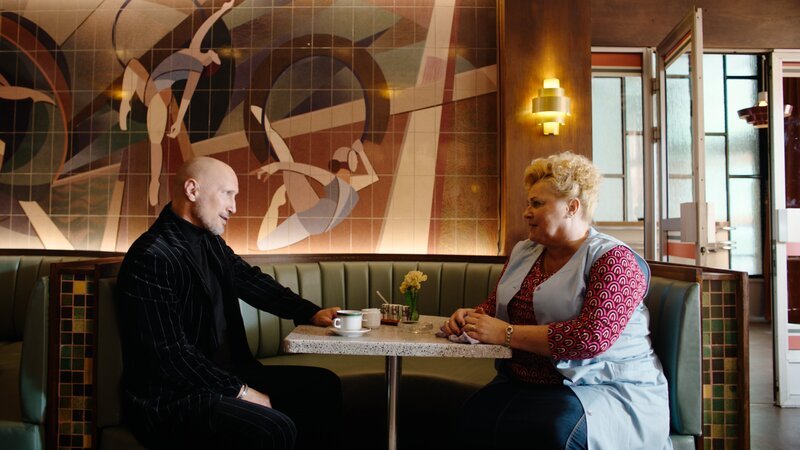 Der neue Intendant Gerd Kolberg (Benno Fürmann, l.) plant großes – nur leider ohne Uschi (Petra Kleinert, r.). Aus ihrer Kantine soll ein Sternerestaurant werden. – Bild: Hannes Hubach /​ ZDF