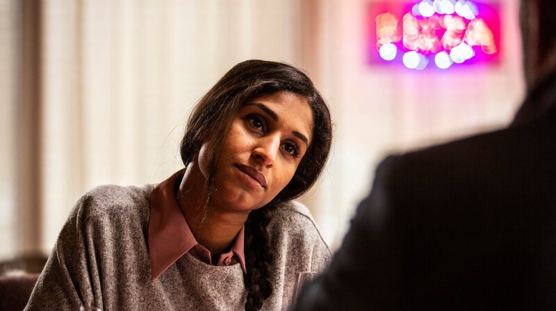 Die Journalistin Svenzon (Lola Zackow) geht zum Angriff über. – Bild: ARD Degeto/​Yellow Bird/​Cmore/​TV4/​Jonath Mathew