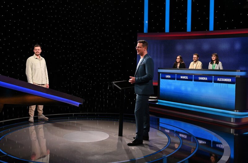 Moderator Alexander Bommes (M.) mit den Kandidat:innen Alexander Engel (l.), Luisa Hiegle (3.v.r.), Marcel Schwabe (2.v.r.) und Sandra Altenburg (r.). – Bild: ARD/​Uwe Ernst