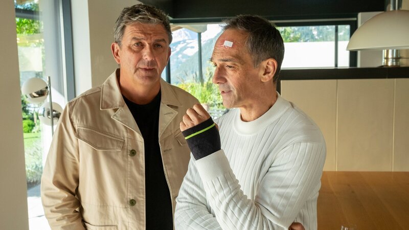Dr. Martin Gruber (Hans Sigl, l.) versucht Gero Jung (Harry Blank, r.) von der lebenswichtigen Operation zu überzeugen. – Bild: Erika Hauri /​ ZDF