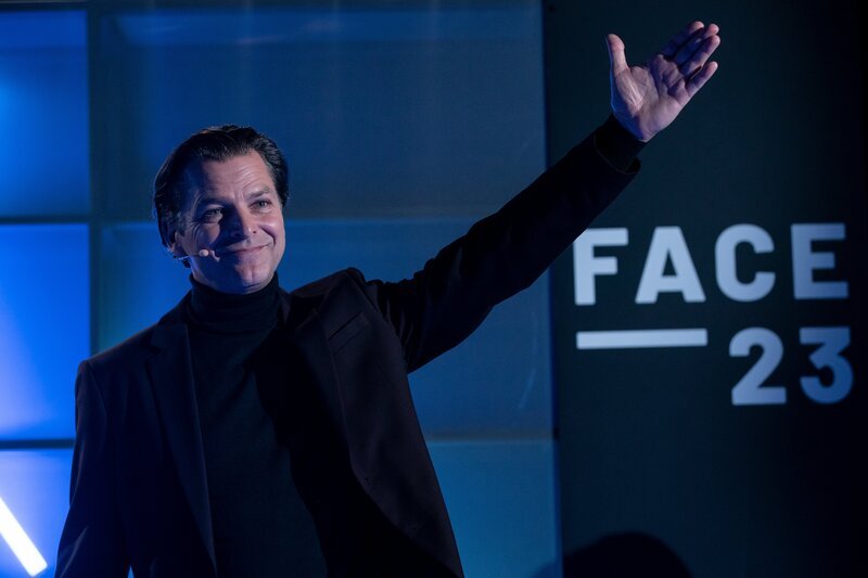 Internet Guru Benjamin Heller (Jörg Pintsch) stellt seine neue App FACE 23 vor und lässt sich vom Publikum feiern. – Bild: ZDF und Thomas Kost