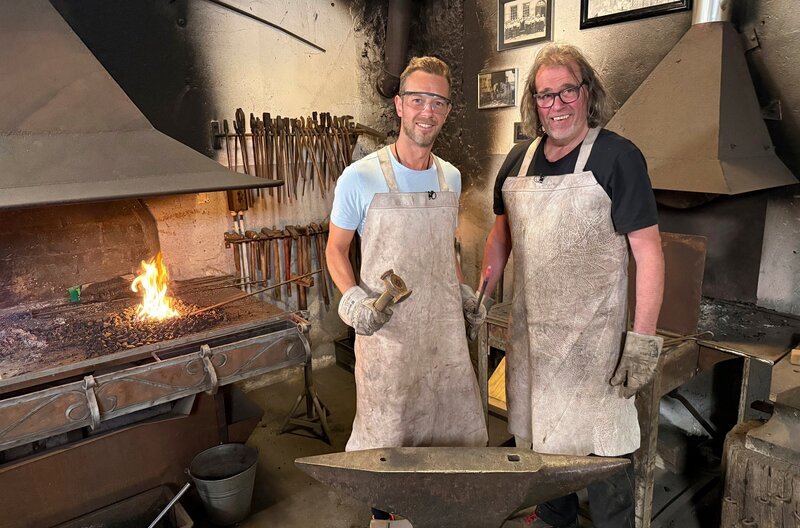 Moderator Arndt (li.) in der Kunstschmiede mit Jürgen Behrends. – Bild: SWR