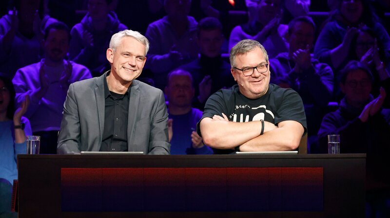 Rateteam-Kapitän Elton (r.) mit Radioastronom Prof. Dr. Heino Falcke (l.). – Bild: ARD/​Morris Mac Matzen