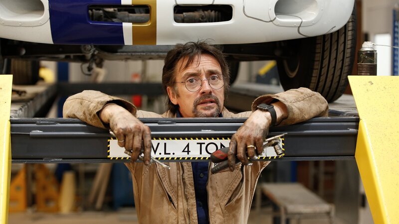 In the workshop, Richard Hammond looks at camera inquisitively with tools in hand. Landscape, midshot. – Bild: Discovery Channel (ROMA)