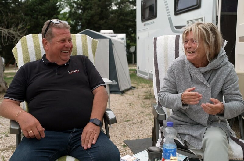 Campingplatzbetreiber Holger Frenzel (li.) sucht das persönliche Gespräch mit seinen Gästen. – Bild: Spiegel TV
