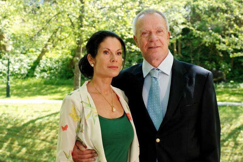 Doris (Simone Ritscher, l.) ist genervt von Werners (Dirk Galuba, r.) schlechtem Gewissen gegenüber Moritz. – Bild: ARD/​Ann Paur