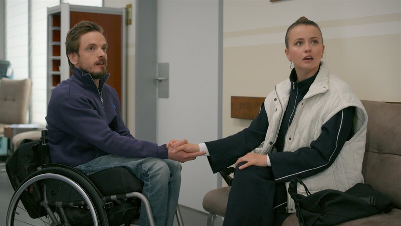 Thilo (Jan Kampmann) ist dankbar für Lucies (Julia Wiedemann) aufmunternde Unterstützung. – Bild: RTL /​ Verraten und verkauft