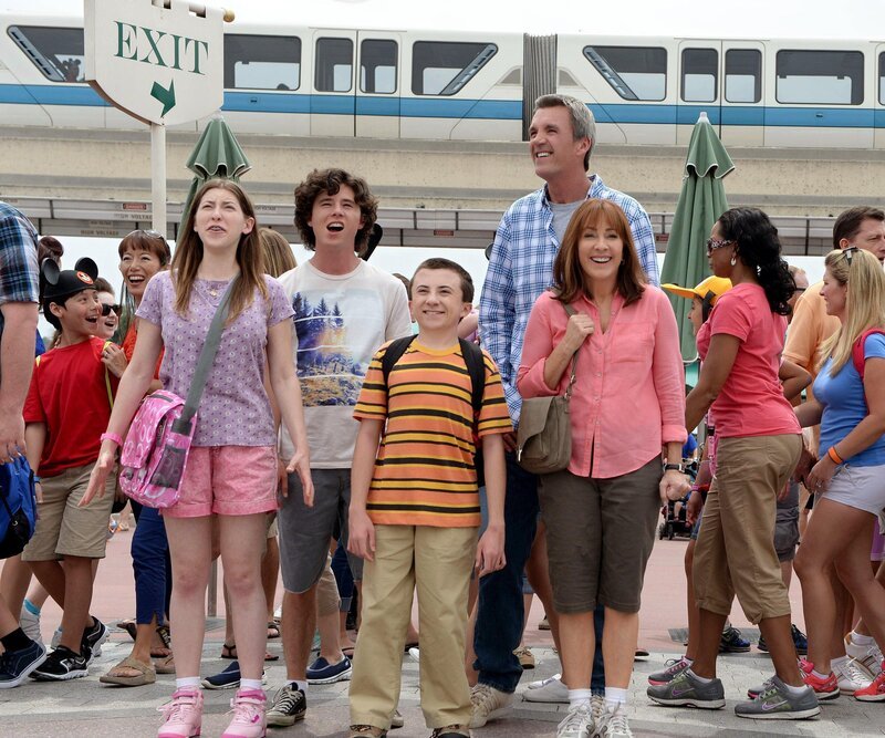 (v.l.n.r.) Sue (Eden Sher); Axl (Charlie McDermott); Brick (Atticus Shaffer); Mike (Neil Flynn); Frankie (Patricia Heaton) – Bild: Warner Brothers