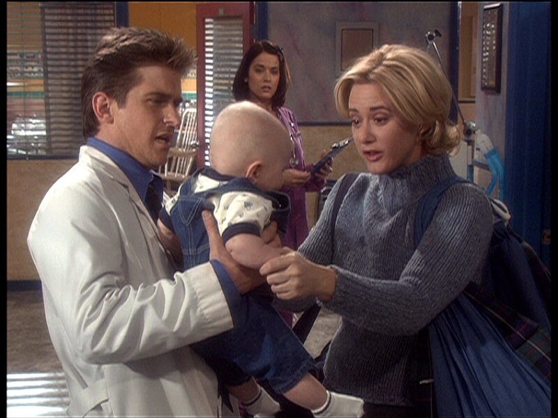 Grace (Leah Lail, r.) sucht ihren alten Freund Jesse (Charlie Schlatter, l.) auf und bittet ihn, ihr Baby in seine Obhut zu nehmen, so lange die Erpresser nicht gefasst sind. – Bild: Sat.1 Gold