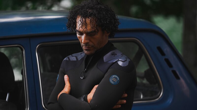 Hugo (Tomer Sisley) steht unter Schock. – Bild: ARD Degeto Film/​France Télévisions/​Quad Drama/​Baptiste Langinier