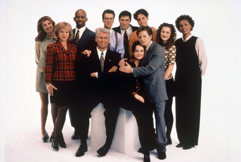 (1. Staffel) – Das Team des Bürgermeisters von New York City (v.l.n.r.): Nikki (Connie Britton), Helen (Deborah Rush), Carter (Michael Boatman), Bürgermeister Winston (Barry Bostwick), Stuart (Alan Ruck), Paul (Richard Kind), James (Alexander Gaberman), Ashley (Carla Gugino), Mike (Michael J. Fox), Karen (Taylor Stanley) und Janelle (Victoria Dillard). – Bild: DreamWorks LLC