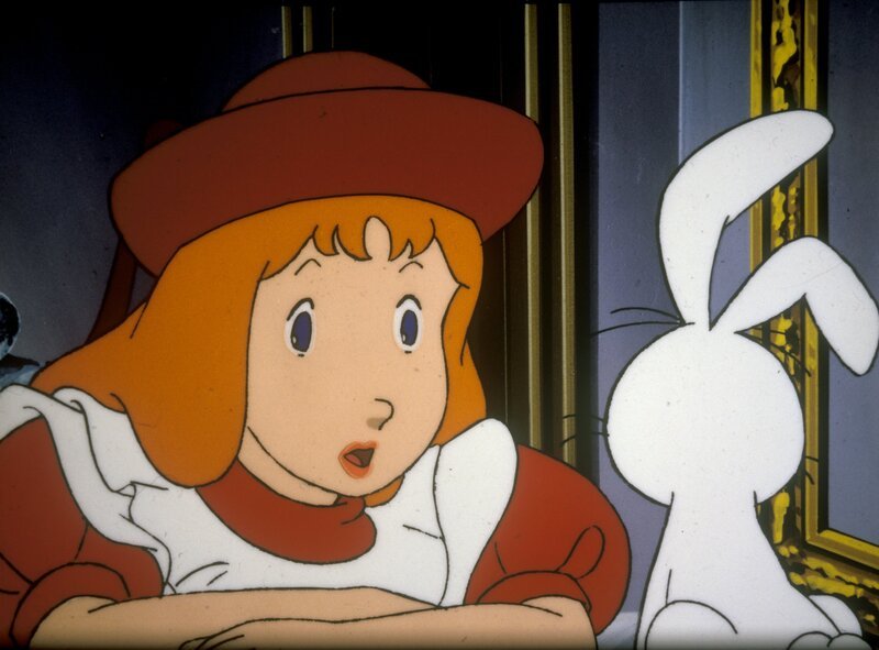 Alice versucht Benny Bunny zu überreden mit ihr das Wunderland zu besuchen. – Bild: ORF 1