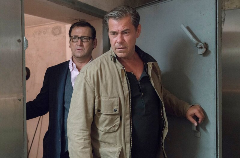 Lars (Ingo Naujoks, l.) und Finn (Sven Martinek, r.) können kaum glauben, was sie in dem Kellerabteil entdecken. – Bild: WDR/​ARD/​Sandra Hoever