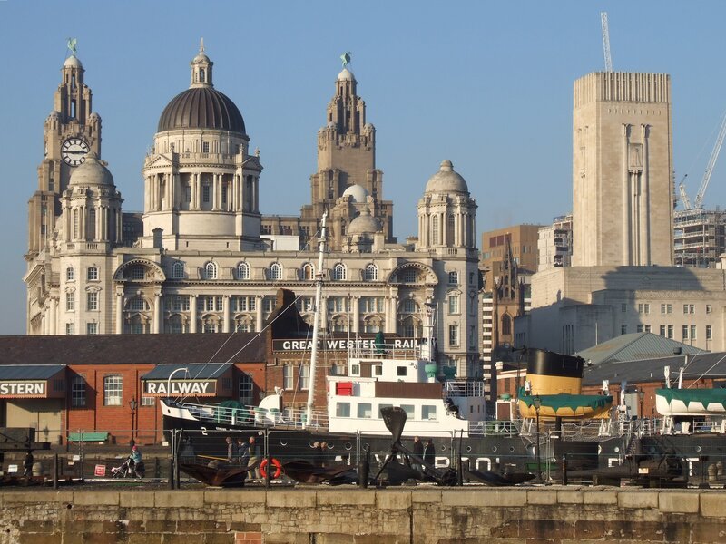 Zwei der „Three Graces“: Das „Royal Liver Building“ und das „Port of Liverpool Building“. – Bild: BR/​SWR