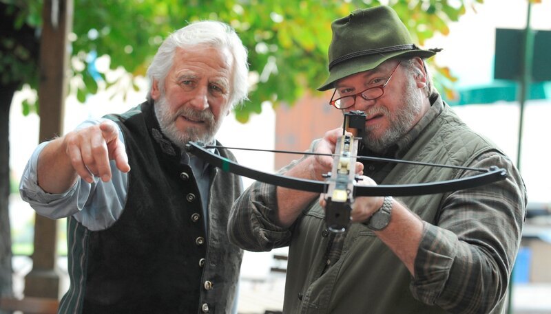 Martin ist sich seines Sieges sicher. Von links: Martin Kirchleitner (Hermann Giefer) und Benedikt Stadlbauer (Andreas Geiss). Weiteres Bildmaterial finden Sie unter www.br-foto.de. – Bild: BR/​Marco Orlando Pichler
