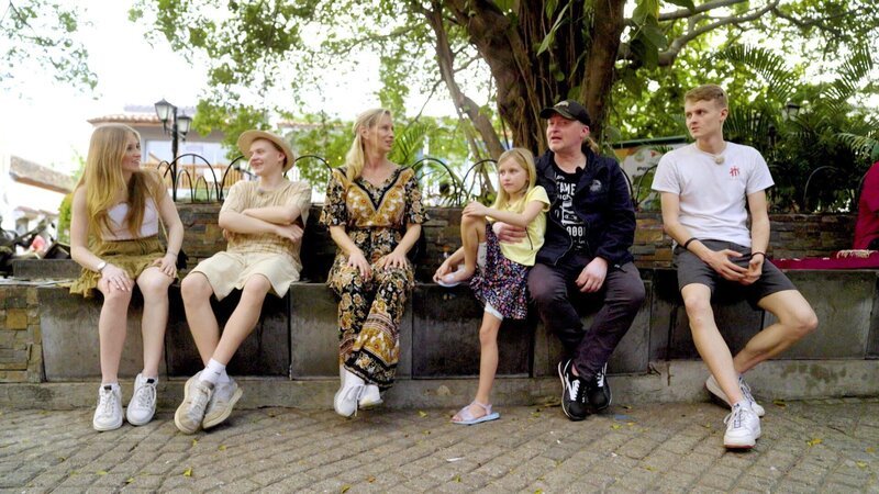 Tanja, Lilly und Lisann sind vorgeflogen – jetzt gibt es ein Wiedersehen von Joey mit seinen Frauen und den Söhnen Luke und Leon. Doch ein defekter Motor macht ihnen jetzt zu schaffen. – Bild: RTLZWEI