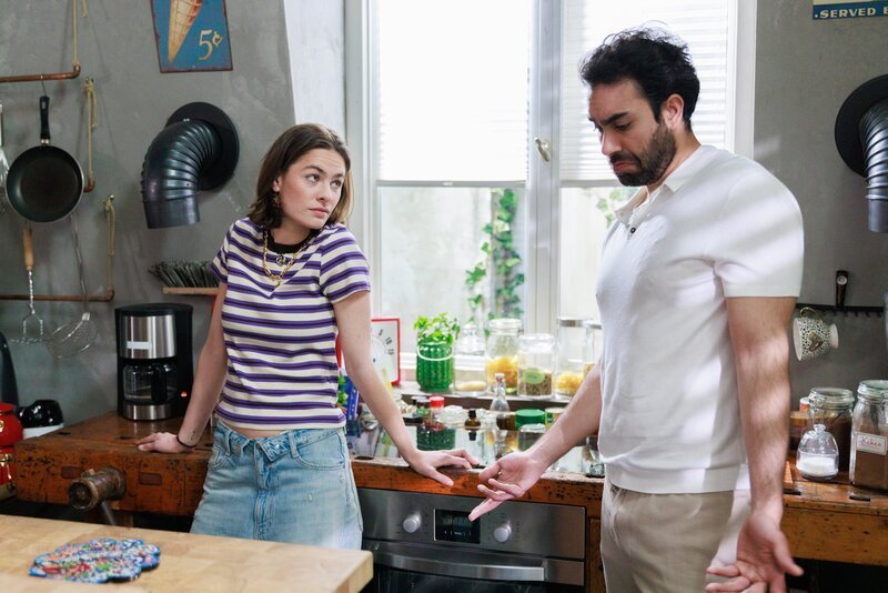 Larissa (Ilka Mahrholz) entdeckt überrascht, dass sie eine grundlegende Gemeinsamkeit mit Baris (Metehan Demiröz) hat. – Bild: RTL