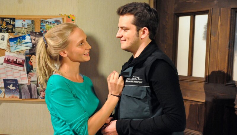 Klara freut sich, nun mehr Zeit mit Flori verbringen zu können. Von links: Klara (Josephine Kroetz) und Florian Brunner (Tommy Schwimmer). – Bild: BR/​Jo Bischoff