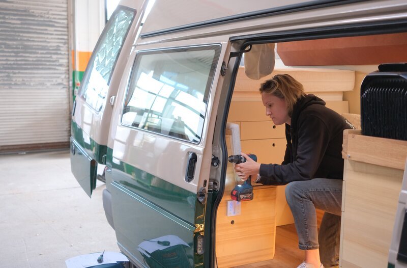 Fenster, wo vorher keine waren, und ein individueller Innenraum: Laura Woggan macht Camper-Wünsche wahr. – Bild: NDR Fenster, wo vorher keine waren, und ein individueller Innenraum: Laura Woggan macht Camper-Wünsche wahr. – Bild: NDR