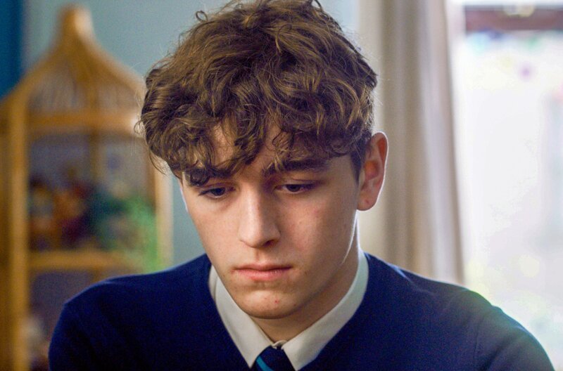 Ryan (Rhys Connah) will selbst entscheiden, ob und wie er mit seinem verurteilten Vater Tommy in Kontakt steht und findet einen Weg, Catherine zu hintergehen. – Bild: Lookout Point/​BBC/​Matt Squire