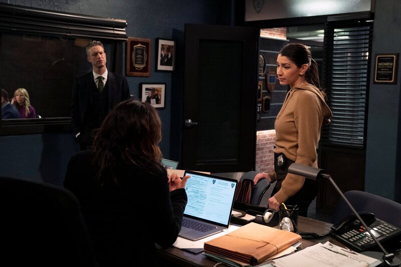 Pictured: (l-r) Kelli Giddish as Detective Amanda Rollins, Peter Scanavino as Detective Sonny Carisi, Mariska Hargitay as Captain Olivia Benson, Jamie Gray Hyder as Officer Katriona „Kat“ Azar Tamin – Bild: NBCUniversal Media, LLC