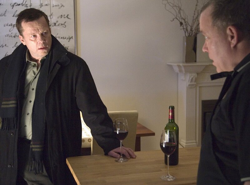 Kommissar Wallander (Krister Henriksson) setzt den verdächtigen Kneipenkönig Hansson (Leif Andrèe) unter Druck. – Bild: ARD Degeto/​Lars Hogtsed