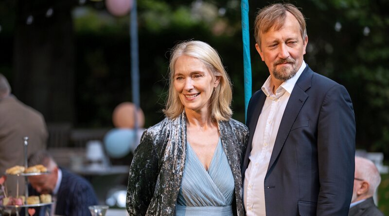 Sophia (Katja Weitzenböck) und ihr Mann Udo (Beat Marti) auf der Hochzeit – Bild: ARD Degeto Film/​Hager Moss Film GmbH/​Oliver Vaccaro