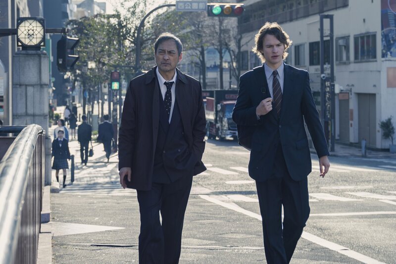 Hiroto Katagiri (Ken Watanabe, l.); Jake Adelstein (Ansel Elgort, r.) – Bild: Tokyo Rock, LLC