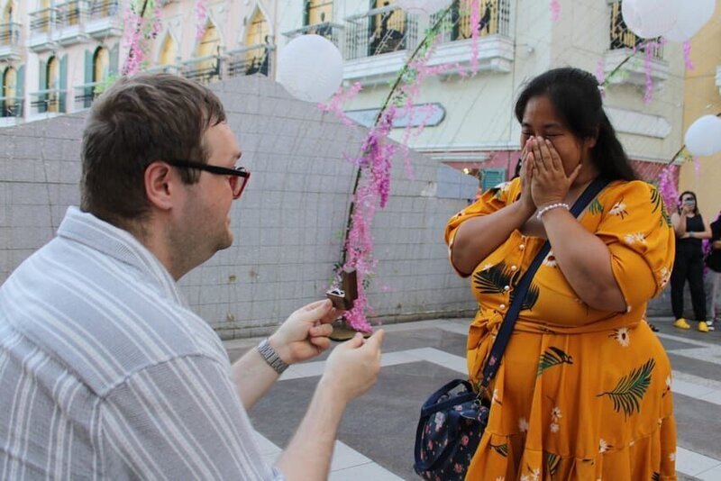 Sheena Peñaranda covers her mouth in surprise when Forrest McKenzie proposes to her. – Bild: Warner Bros. Discovery, Inc.