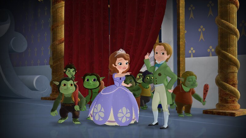SOFIA THE FIRST – „Let the Good Times Troll“ – Sofia befriends the trolls who live in a cave near the castle and in the process teaches her family a lesson about not judging others without getting to know them first. PRINCESS SOFIA, TROLLS, PRINCE JAMES – Bild: Disney /​ The Walt Disney Company Germany